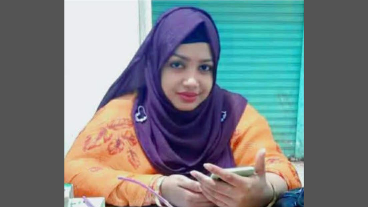 আমতলী সমাজসেবা অফিসার পরিচয় দিয়ে নারী প্রতারকের বিরুদ্ধে টাকা হাতিয়ে নেয়ার অভিযোগ